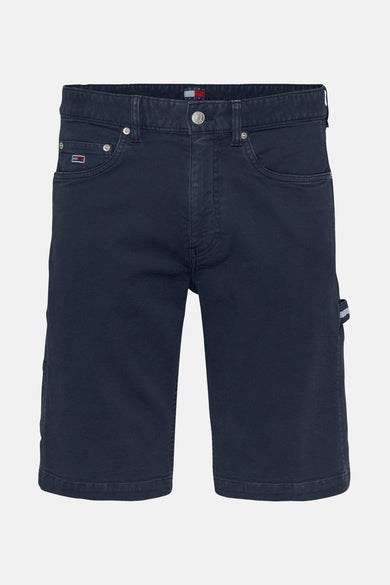 Jean court bleu de Tommy Jeans, avec des poches arrière et une poche à outils.