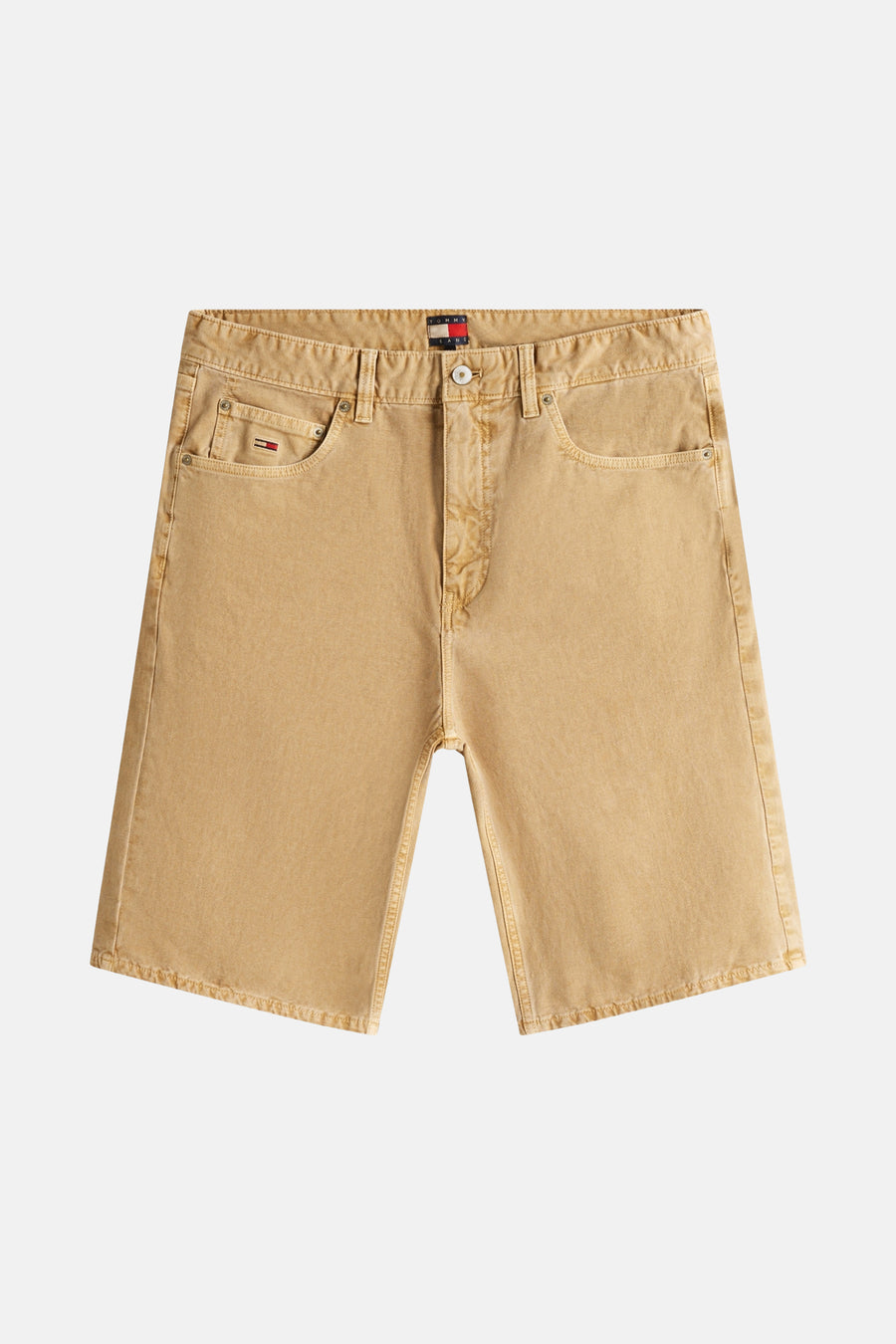 Jean court beige de TOMMY JEANS avec logo de la marque sur la poche.