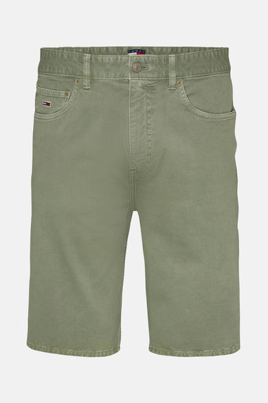 Jean court vert de TOMMY JEANS, avec des poches arrière et une étiquette en cuir sur la ceinture.