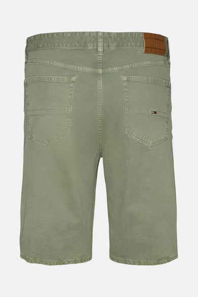 Groene jeansshort van TOMMY JEANS, met achterzakken en een leren merklabel op de tailleband.