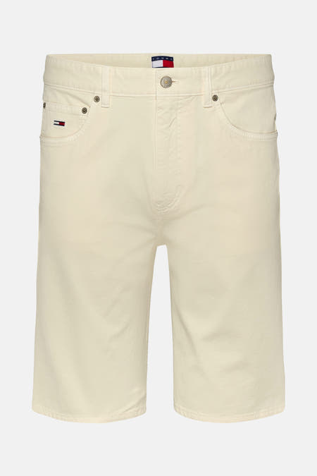Jean brut court de Tommy Jeans avec des poches arrière et une étiquette de marque sur la ceinture.