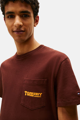 T-shirt brun à manches courtes de TOMMY JEANS, avec poche devant et logo en style rétro.
