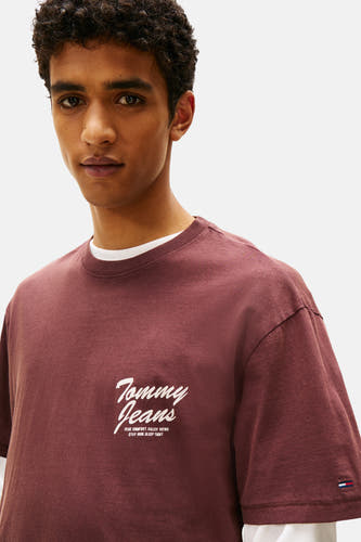 T-shirt brun à manches courtes de Tommy Jeans, avec nom marque blanche et petite texte.