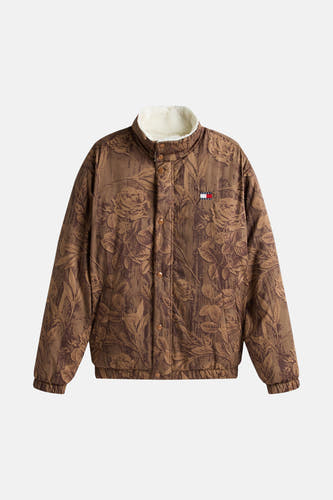 Manteau court brun de TOMMY JEANS, avec imprimé fleuri et col sherpa.