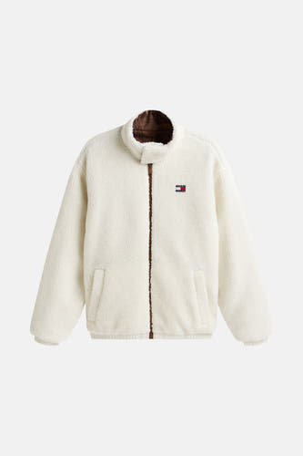 Manteau court en fleece couleur crème de TOMMY JEANS, avec une fermeture éclair brune et un logo sur la poitrine.