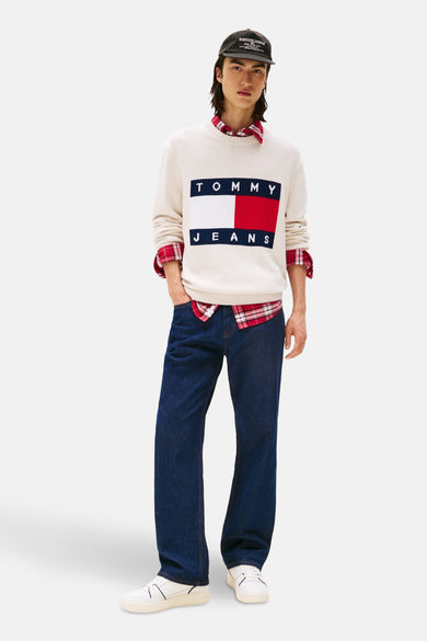 T-shirt rond col TOMMY JEANS écru, associé à une blouse rouge, des jeans bleus foncés et des baskets blanches.