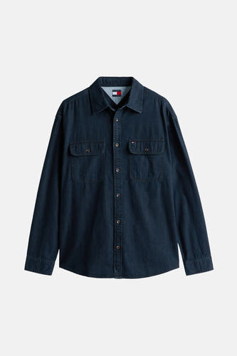 Chemise en jeans bleu marine de TOMMY JEANS, à longues manches, poches poitrine et fermeture à boutons.