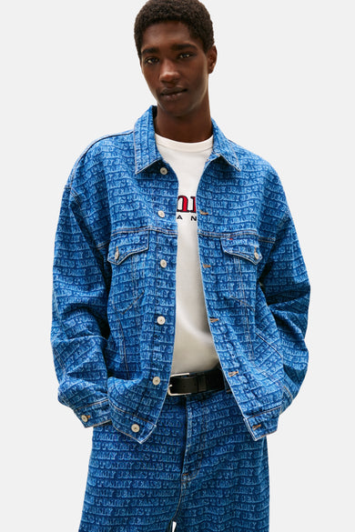 Jean en denim bleu de Tommy Jeans, avec imprimé logo partout.