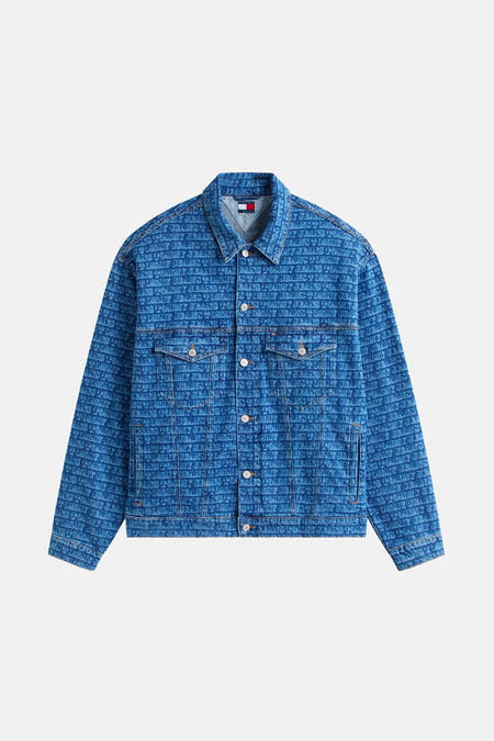 Jean en denim bleu moyen de TOMMY JEANS, avec une impression de logo all-over et une fermeture à boutons.