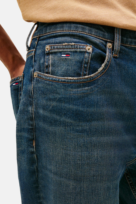 Donkerblauwe jeans met merklogo.