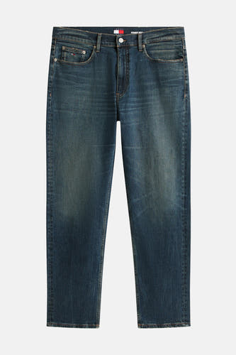 Jean tapered en denim bleu marine de TOMMY JEANS, avec un style classique et une légère usure.