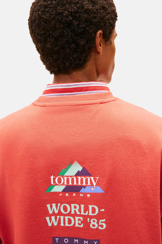 T-shirt rouge à manches courtes de Tommy Jeans, avec une impression de logo sur le dos.