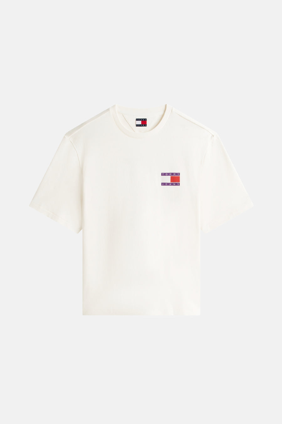 Een crèmekleurig T-shirt met het Tommy Jeans-logo.