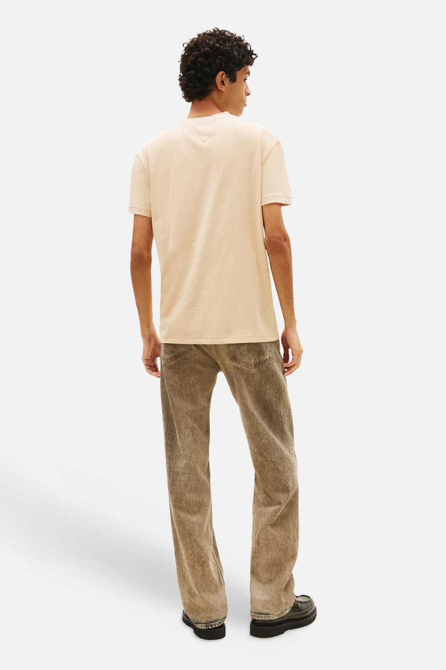 T-shirt beige TOMMY JEANS à manches courtes avec une subtile couture en V dans le cou, dos visible.