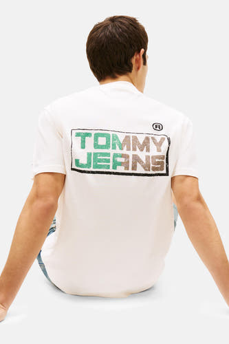 T-shirt écru à manches courtes TOMMY JEANS, avec un imprimé graphique au dos.