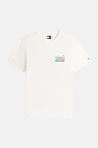 T-shirt écru à manches courtes TOMMY JEANS, avec logo sur la poitrine et petit drapeau sur la manche.