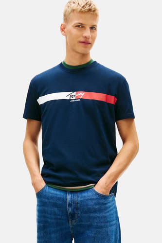 T-shirt bleu à manches courtes de TOMMY JEANS, avec des rayures horizontales blanches et rouges sur la poitrine.