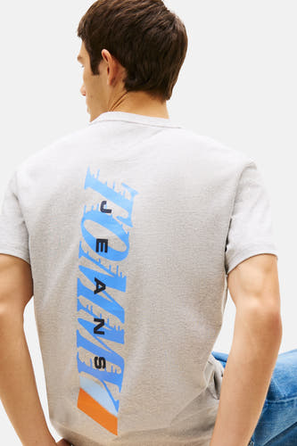 T-shirt gris à manches courtes de TOMMY JEANS, avec imprimé bleu vertical au dos.