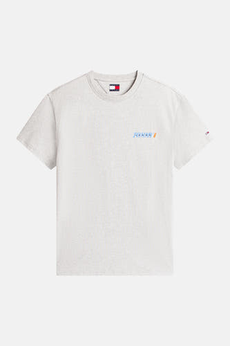 T-shirt gris à manches courtes de TOMMY JEANS, avec un petit logo sur la poitrine et la manche.