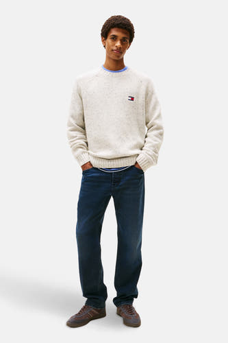 Blauwe straight jeans van TOMMY JEANS, gedragen met een beige trui en bruine schoenen.
