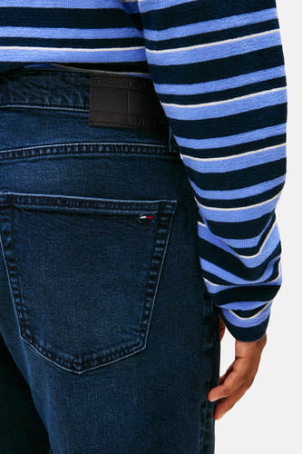 Blauwe straight jeans van denim door TOMMY JEANS, met achterzak en gestreepte trui.

