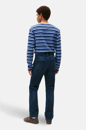 Jean droit bleu marine denim de TOMMY JEANS, avec des boutons et des chaussures décontractées.