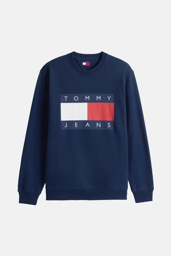 Pull-over bleu avec col rond de TOMMY JEANS, avec un grand logo au milieu.
