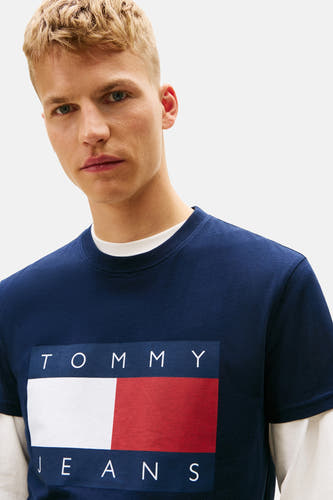 T-shirt bleu à manches courtes de TOMMY JEANS, avec imprimé logo sur l'avant.