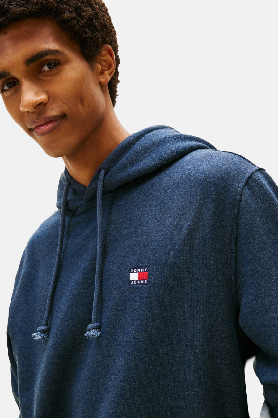 Blauwe Tommy Jeans hoodie met trekkoorden.