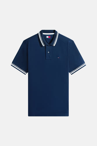 Polo bleu à manches courtes de Tommy Jeans, fini avec un passepoil blanc le long du col et des manches.