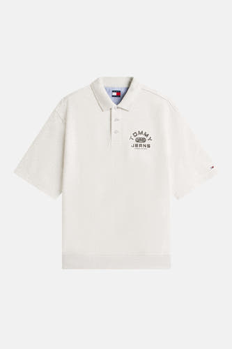 Polo grise à manches courtes de TOMMY JEANS, avec logo sur la poitrine et intérieur de col rayé.