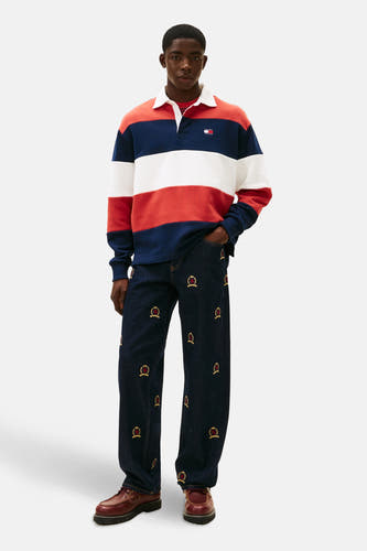 Sweater multicolore de TOMMY JEANS, avec des manches longues, un col blanc et des détails rayés.