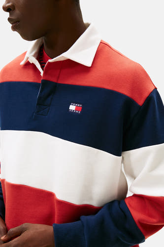 Sweater multicolore de TOMMY JEANS avec des manches longues, un col blanc et un motif à rayures.