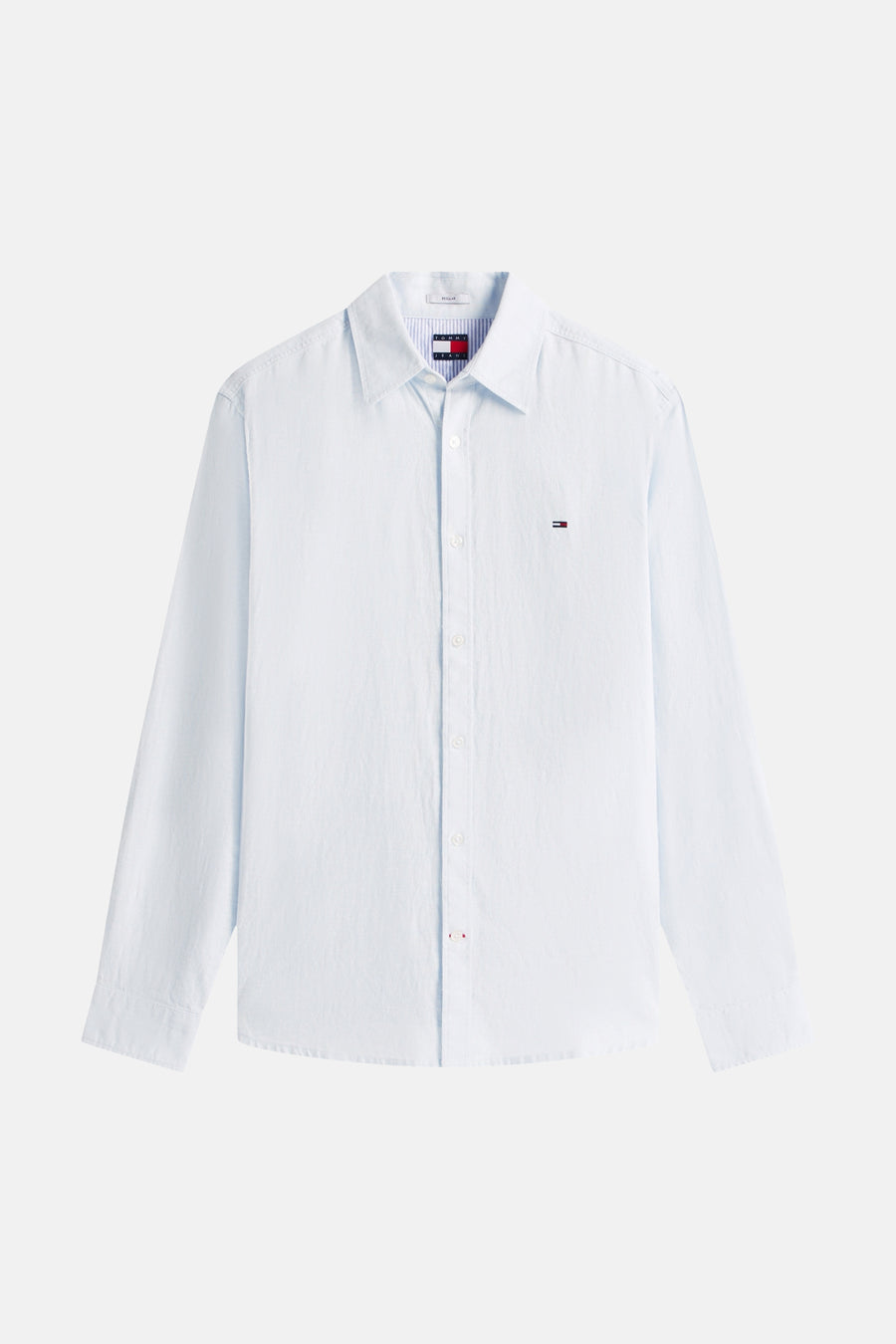 Chemise bleue TOMMY JEANS, à manches longues, fermeture boutonnée et logo sur la poitrine.