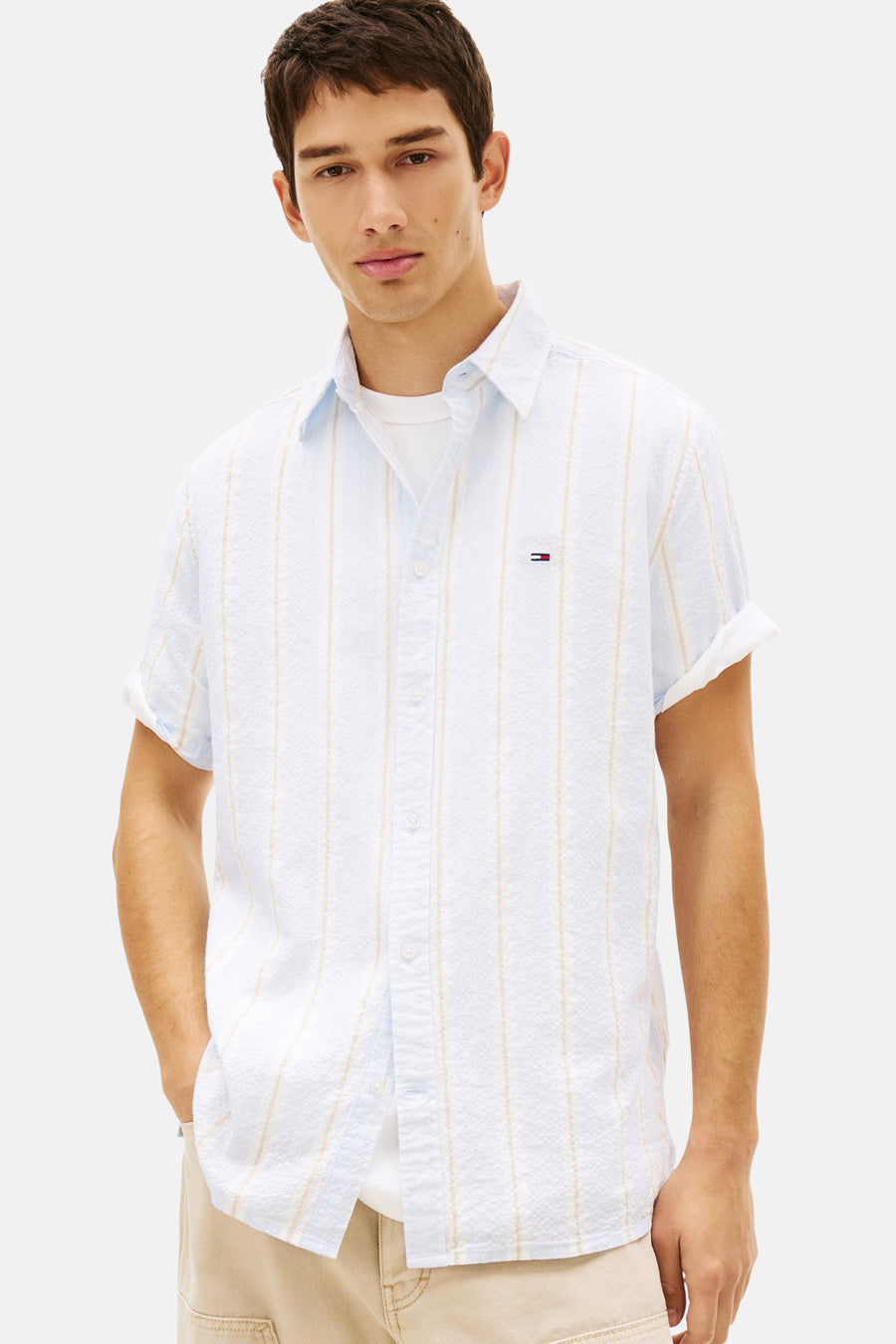 Chemise bleue à rayures à manches courtes de Tommy Jeans, avec une coupe décontractée et des manches retroussées.