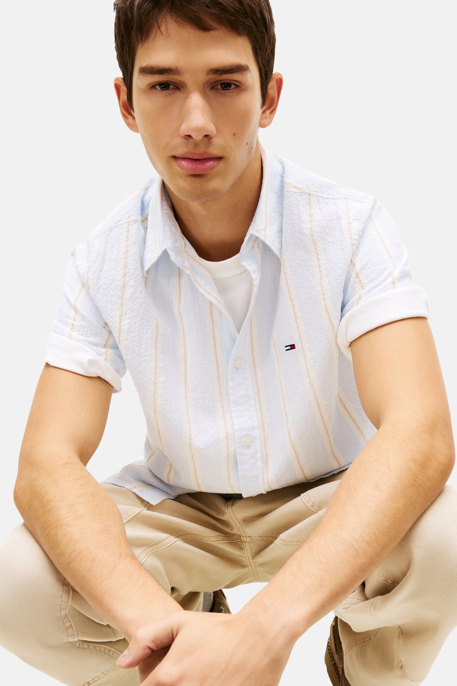 Chemise bleue rayée (manches courtes) de TOMMY JEANS, avec manches retroussées et coupe décontractée.