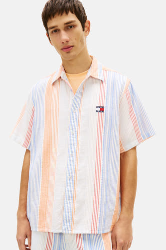 Chemise multicolore de TOMMY JEANS, avec motif à rayures verticales, manches courtes et fermeture boutonnée.