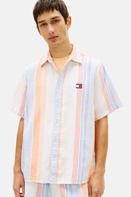 Chemise multicolore de TOMMY JEANS, avec motif à rayures verticales, manches courtes et fermeture boutonnée.