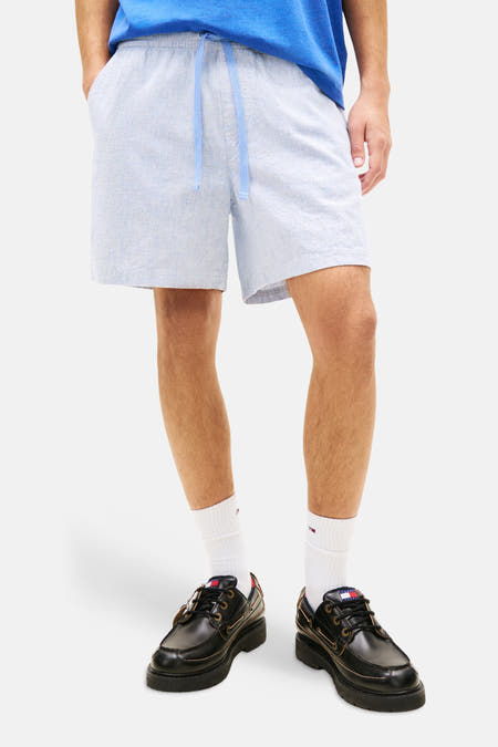 Short bleu clair de TOMMY JEANS avec une texture à fines rayures, combiné avec une veste en jean et un t-shirt.