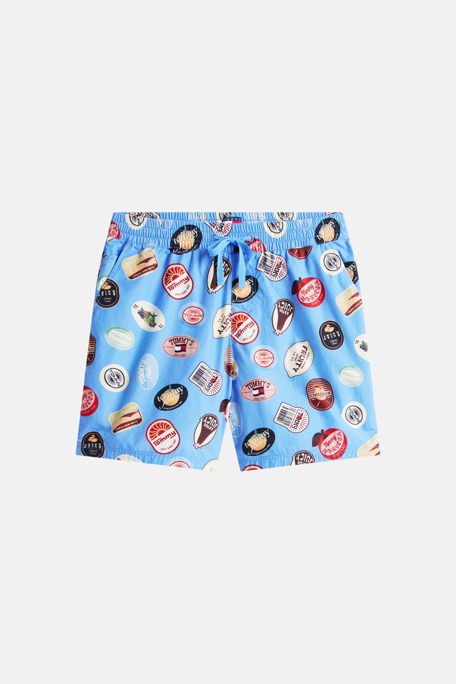 Short bleu de TOMMY JEANS avec un imprimé intégral de logos ressemblant à des autocollants de fruits.