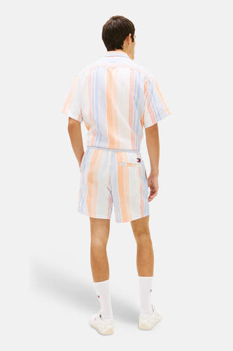 Short rayé multicolore de TOMMY JEANS, avec rayures verticales et écusson logo sur la poche arrière, dos.