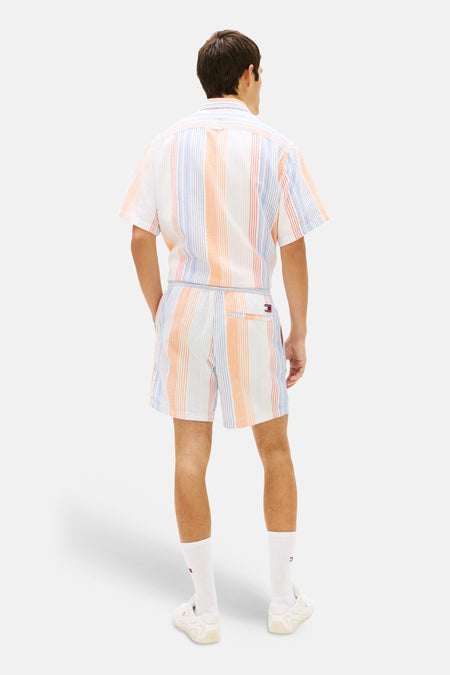 Short rayé multicolore de TOMMY JEANS, avec rayures verticales et écusson logo sur la poche arrière, dos.