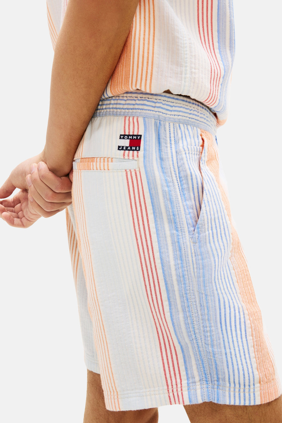 Short rayé multicolore de TOMMY JEANS avec taille élastique et écusson de la marque sur la poche arrière.