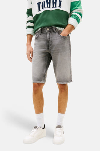 Short en jean en denim gris de TOMMY JEANS, avec délavage subtil et style décontracté.