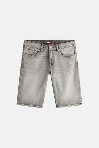 Short en jean denim gris de Tommy Jeans, avec poches et délavage subtil.