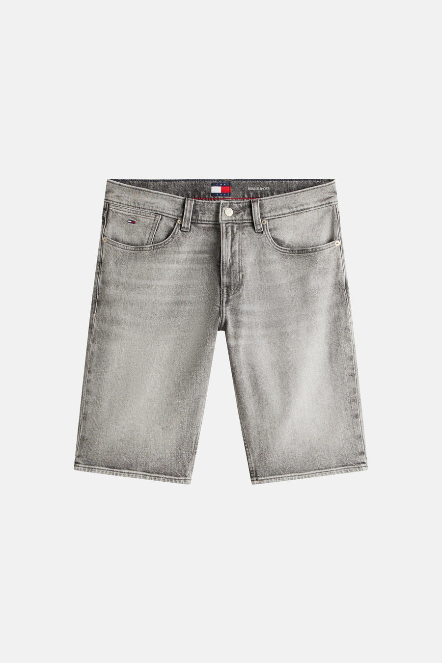 Short en jean denim gris de Tommy Jeans, avec poches et délavage subtil.