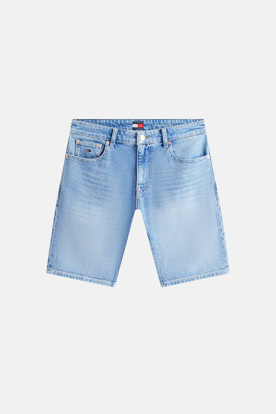 Short en jean bleu denim de TOMMY JEANS, avec style cinq poches, fermeture à boutons, petit logo drapeau et 'Scanton Short' sur la ceinture.