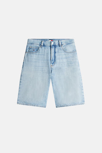 Short en jean en denim bleu moyen de Tommy Jeans, avec surpiqûres contrastées et un détail logo sur la poche.