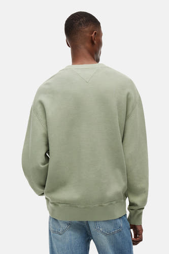 Pull vert à col rond de TOMMY JEANS, avec texture gaufrée et surpiqûre en V au niveau de la nuque, vu de dos sur un homme.