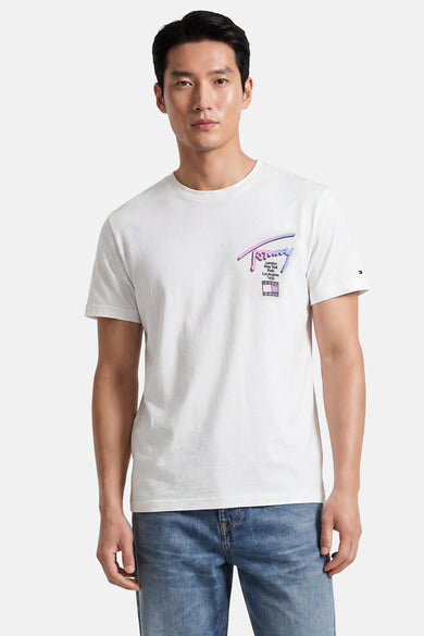 Witte korte mouwen T-shirt van TOMMY JEANS met kleurrijk logo op borst, gedragen door model in lifestyle shot